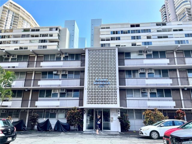 Photo 1 of 1867 Kaioo Dr #106, ホノルル