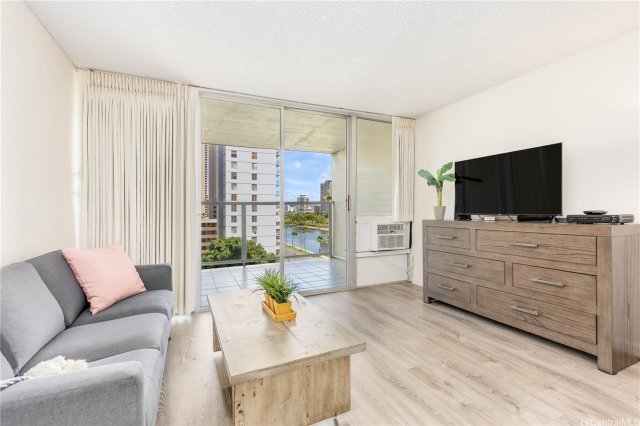 Photo 1 of 445 Seaside Ave #810, ホノルル